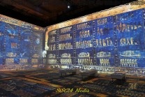  Projektionen auf Wänden und Boden umgeben die Sitzbänke im immersiven Ausstellungsraum. (Bild: Stefan Siedler)