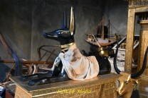 Nachbildung des schakalköpfigen Anubis in der Ausstellung. Der Gott ist mit dem Totenkult verbunden. (Bild: Stefan Siedler)