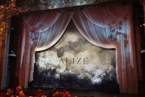 Bühnenbild von ALIZÉ im Theater am Potsdamer Platz kurz vor Beginn der Vorstellung.