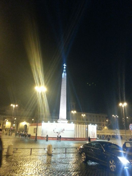 Obelisk von Sethos I und Ramesses II im Zentrum der Piazza del Popolo in Rom