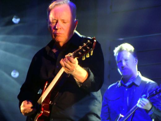 Bernhard Summer Bandleader und Gründungsmitglied von New Order beim Konzert in Wien