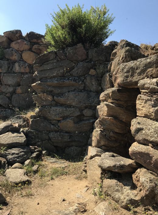 Die Nuraghe San Pietro in Torpè, Nuoro, Sardinien 