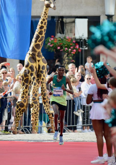 Über drei Meter hohe Giraffe sorgte für beste Stimmung.